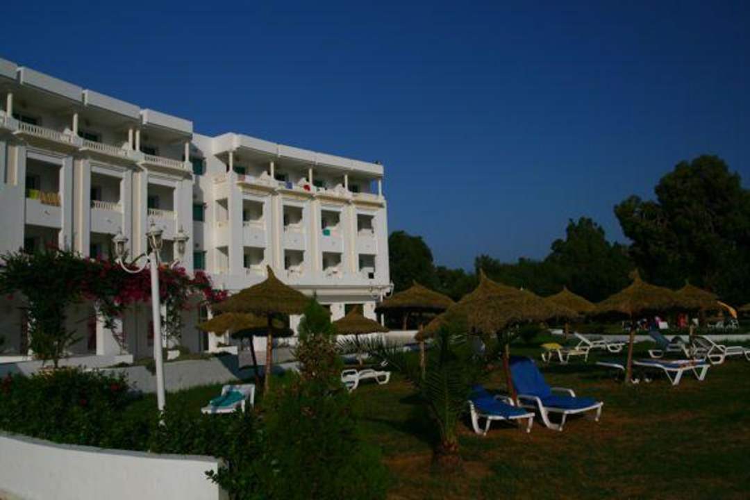 Fragment hotelu i plaży przy basenie Hotel Aqua Life Yasmine