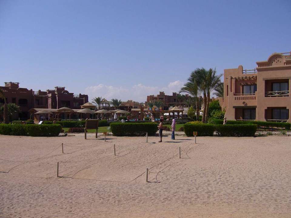 Blick vom Strand zum Hotel Charmillion Sea Life Resort