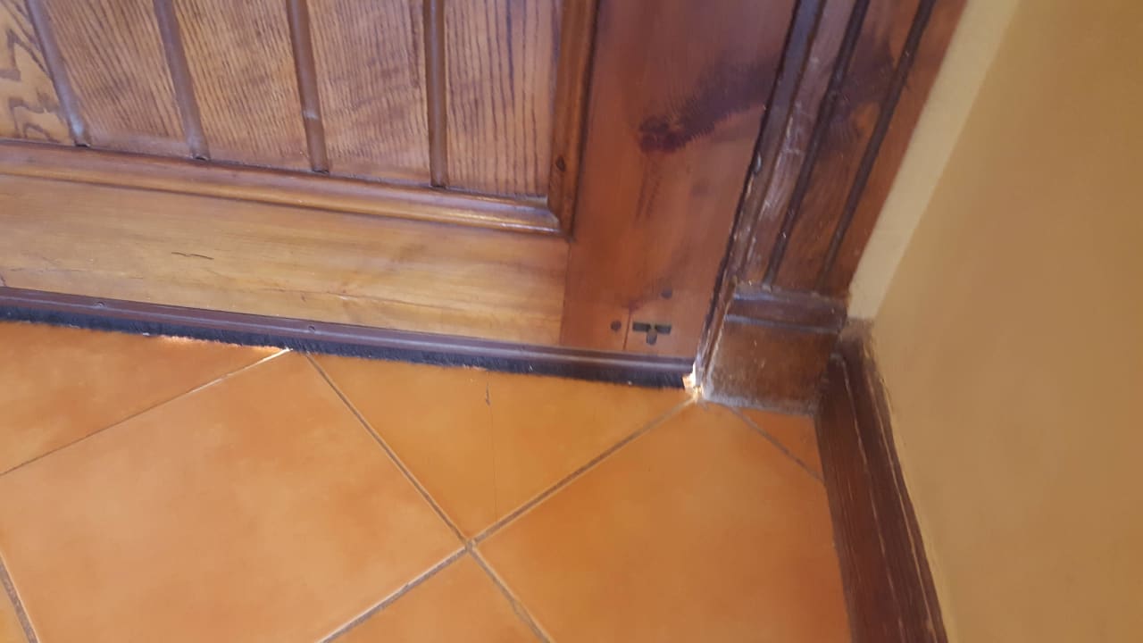 Verzogene Eingangstüre Grand Makadi