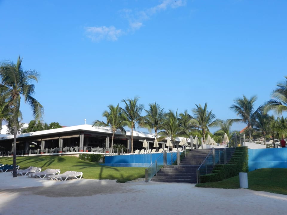 Blick zum Pool und Mittagsrestaurant Hotel Riu Palace Mexico