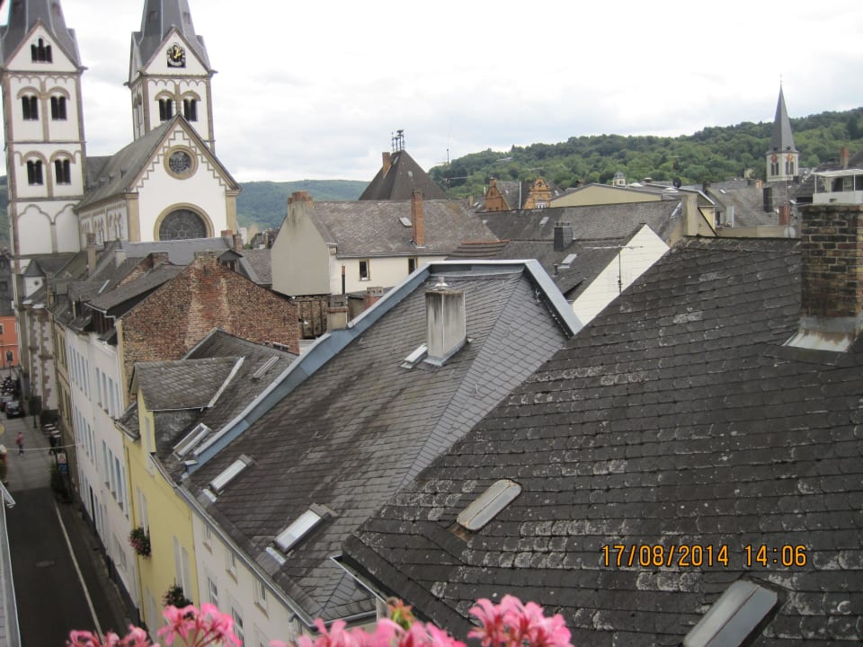 Die läuten die gaaaanze Nacht,,im 15 Minuten takt Bellevue Rheinhotel