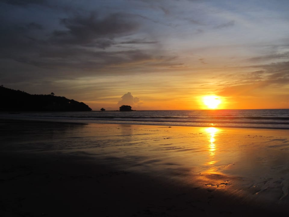 Strand von Nai Yang bei Sonnenuntergang The Slate