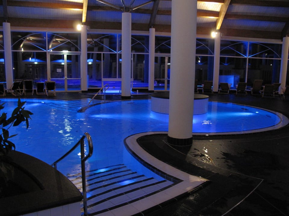Innenpool in blau Hotel König Ludwig