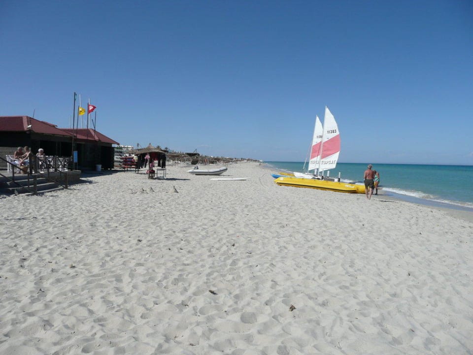 Hotelstrand mit Katamaran TUI MAGIC LIFE Penelope Beach