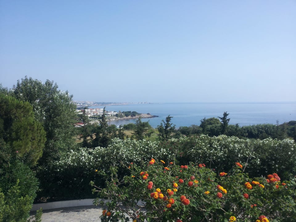 Blick von der Terrasse aufs Meer Kresten Palace Hotel