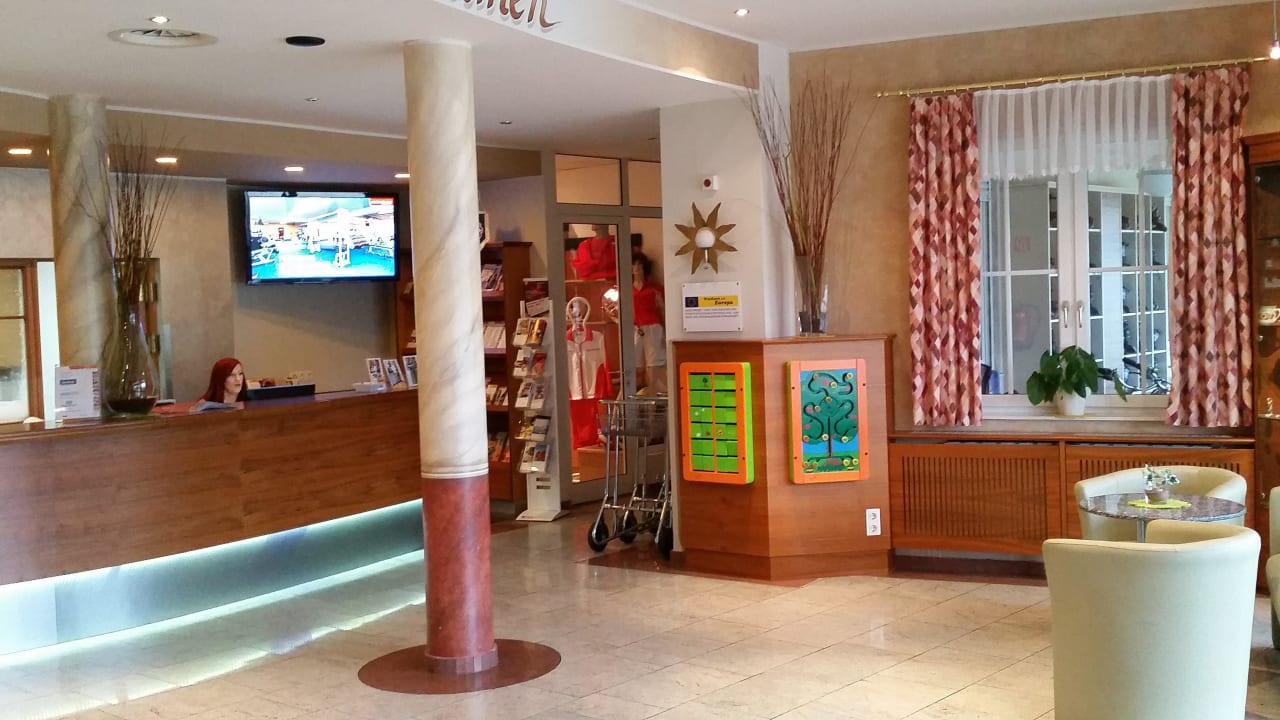 Lobby mit Rezeption links Thermenhotel Kurz