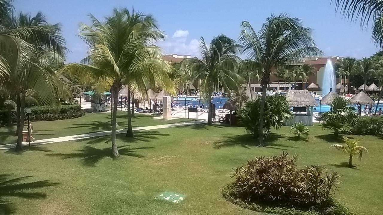 Grounds and poil Bahia Principe Grand Coba