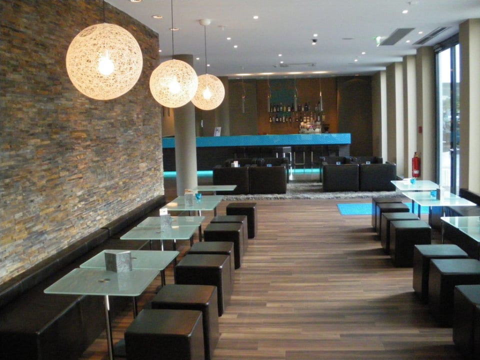 Lobby Motel One Hamburg Airport