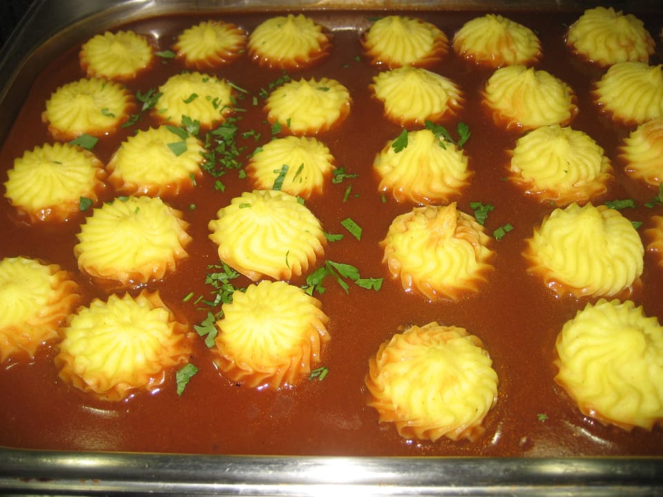 Lecker Köfte Melas Resort Hotel