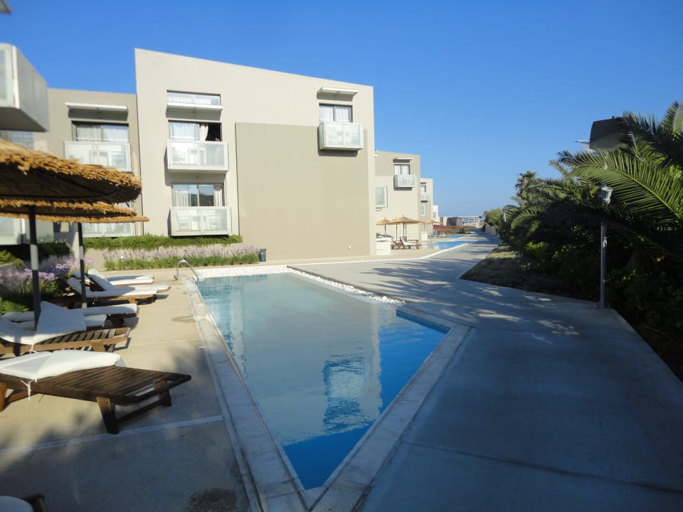 Poolbereich der Souterrain Zimmer Akti Palace Resort & Spa