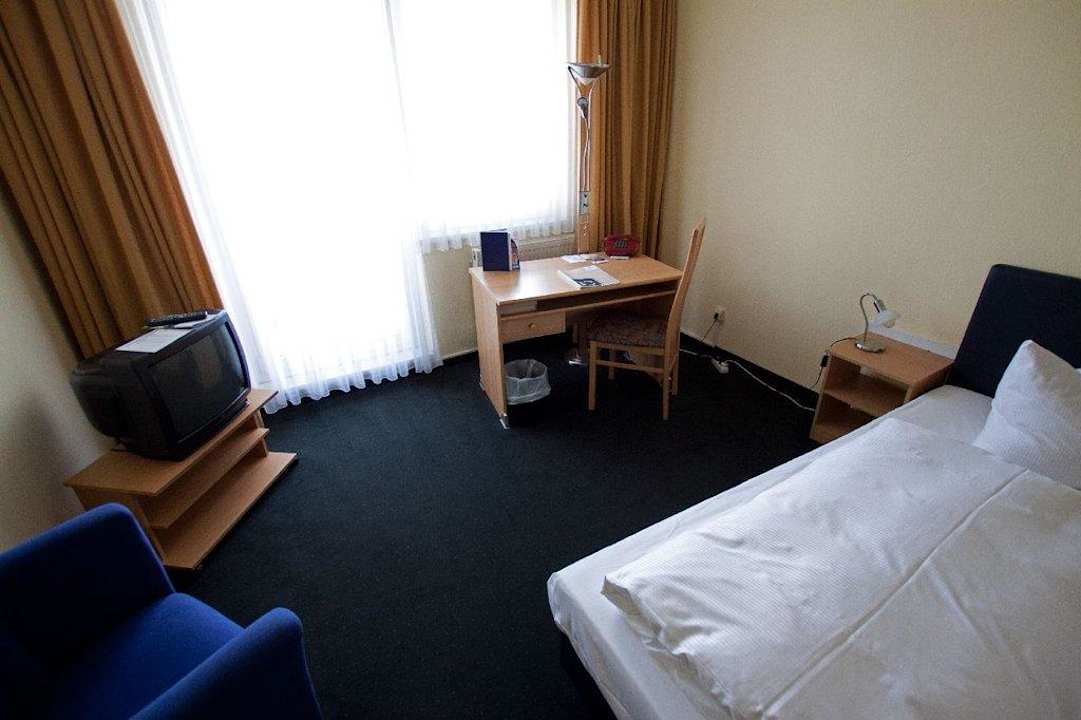 Blick Richtung Schreibtisch/Balkon Days Inn Leipzig City Centre