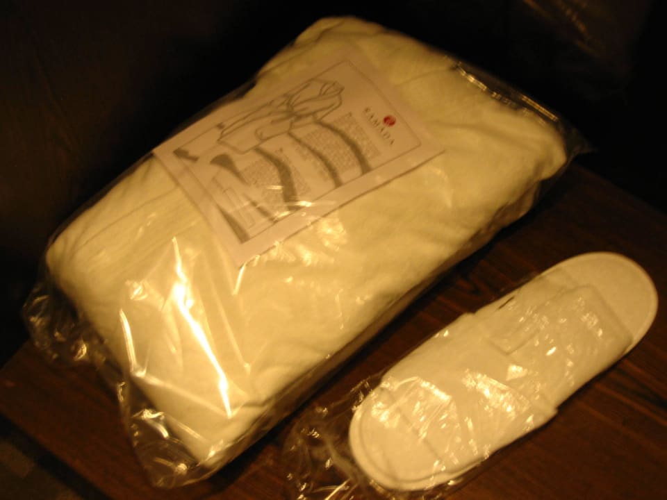 Hausschuhe und Bademantel sind auch vorhanden Ramada Nürnberg Parkhotel