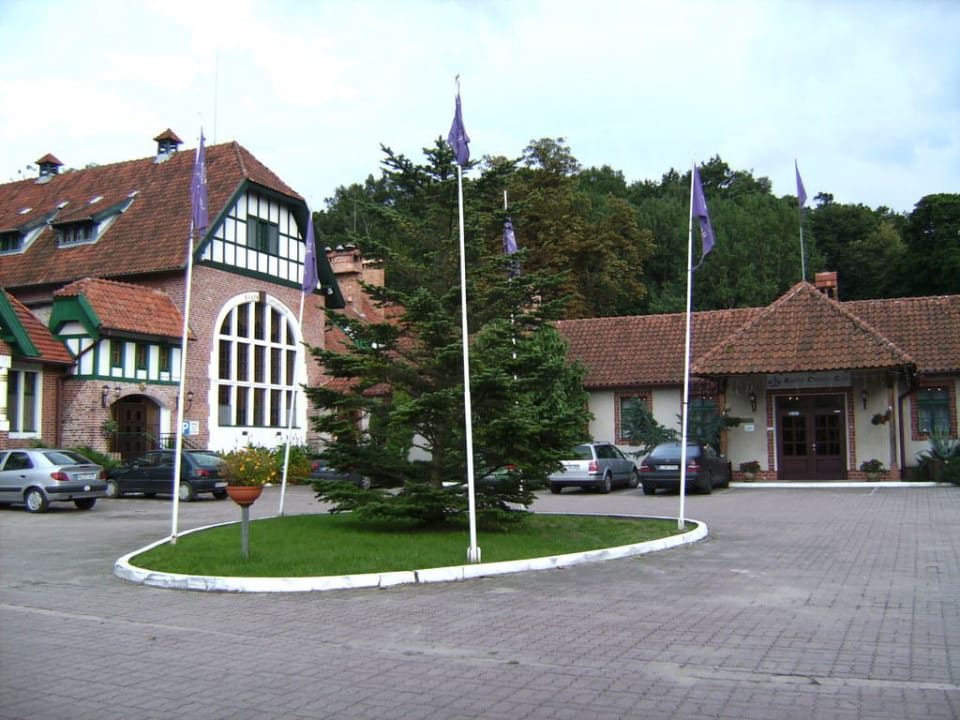 Innenhof mit Parkplatz vor dem Hotel Kadyny Folwark Hotel & Spa