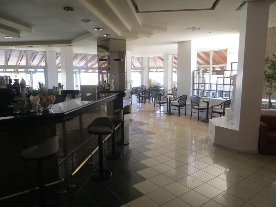 Blick Richtung Bar die leider erst um 18 Uhr öffnet Anissa Beach & Village