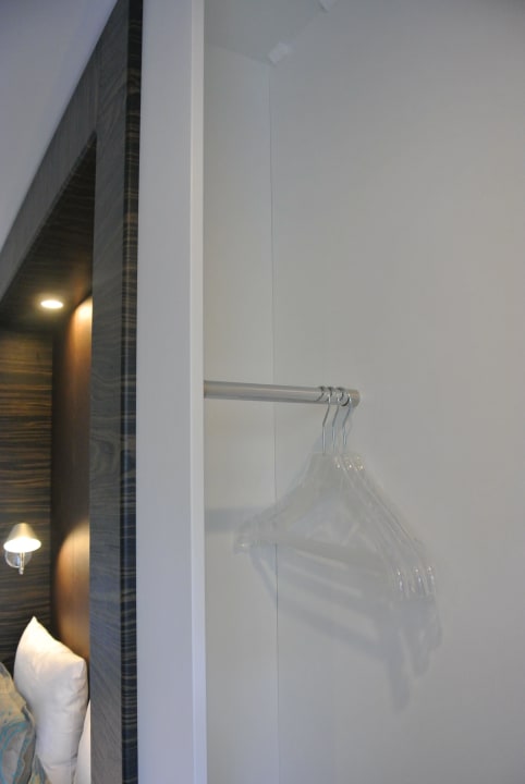 Pfiffig - Kleiderhaken hinter dem Kopfteil Bett Motel One Köln Waidmarkt