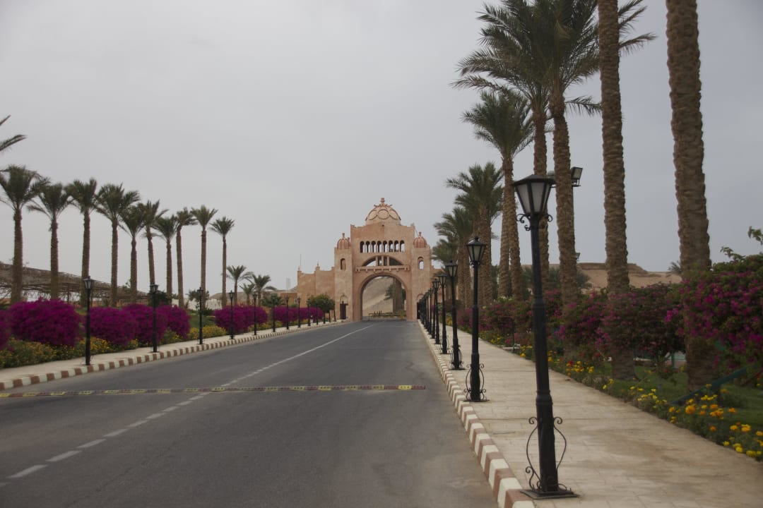 Die Einfahrt in die Anlage SUNRISE Royal Makadi Resort