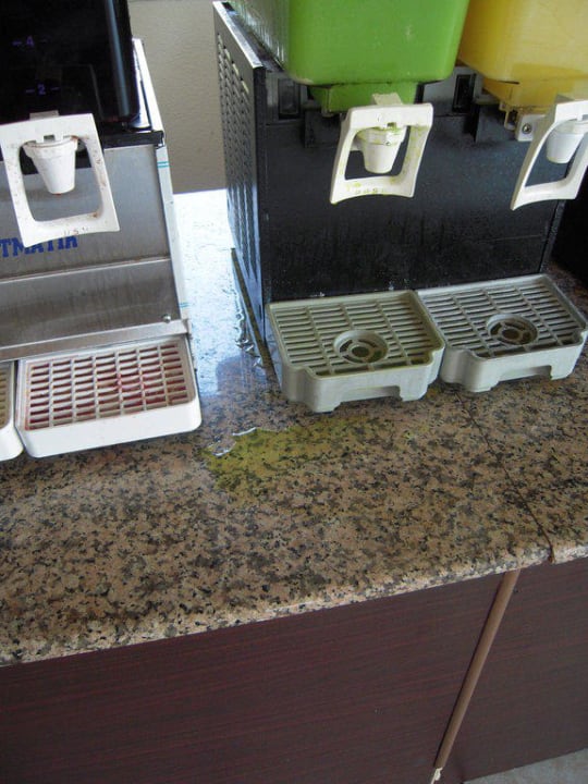 Trinkautomaten total verschmutzt Club Hotel Pineta