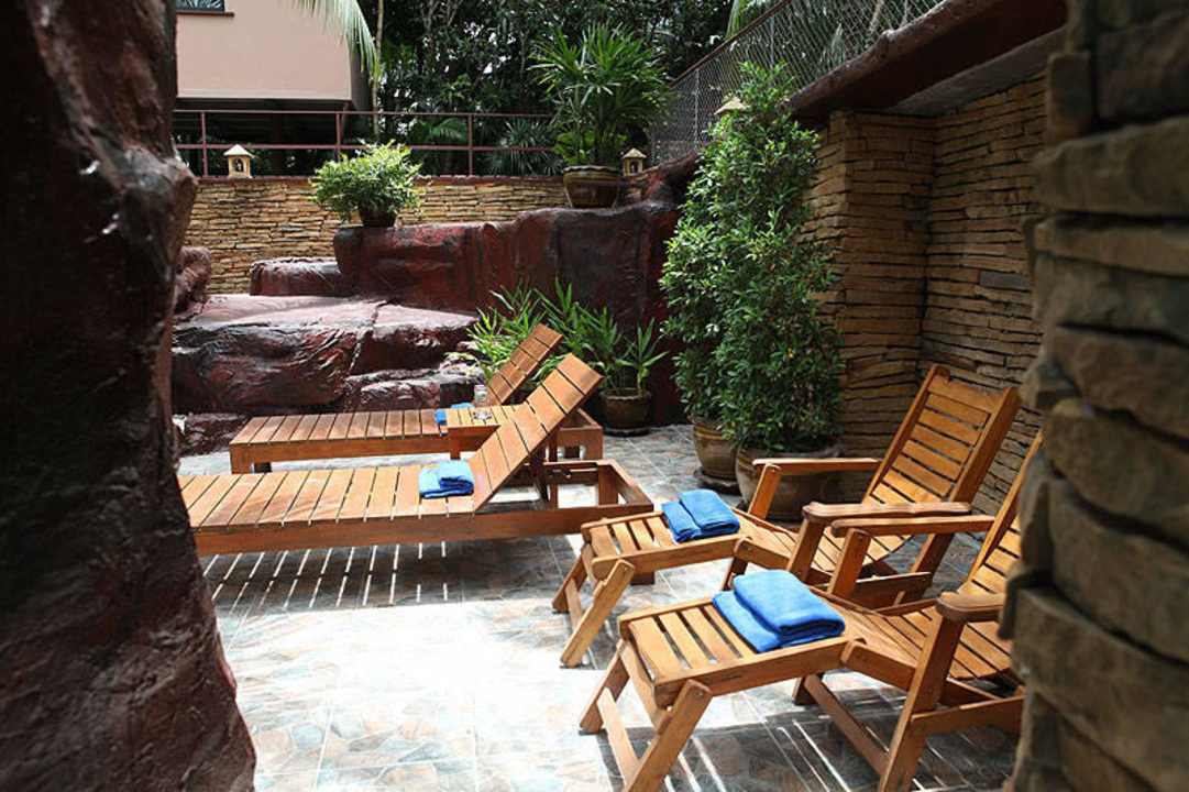 Liegeplaetze beim Swimmingpool Adventure Resort Thailand