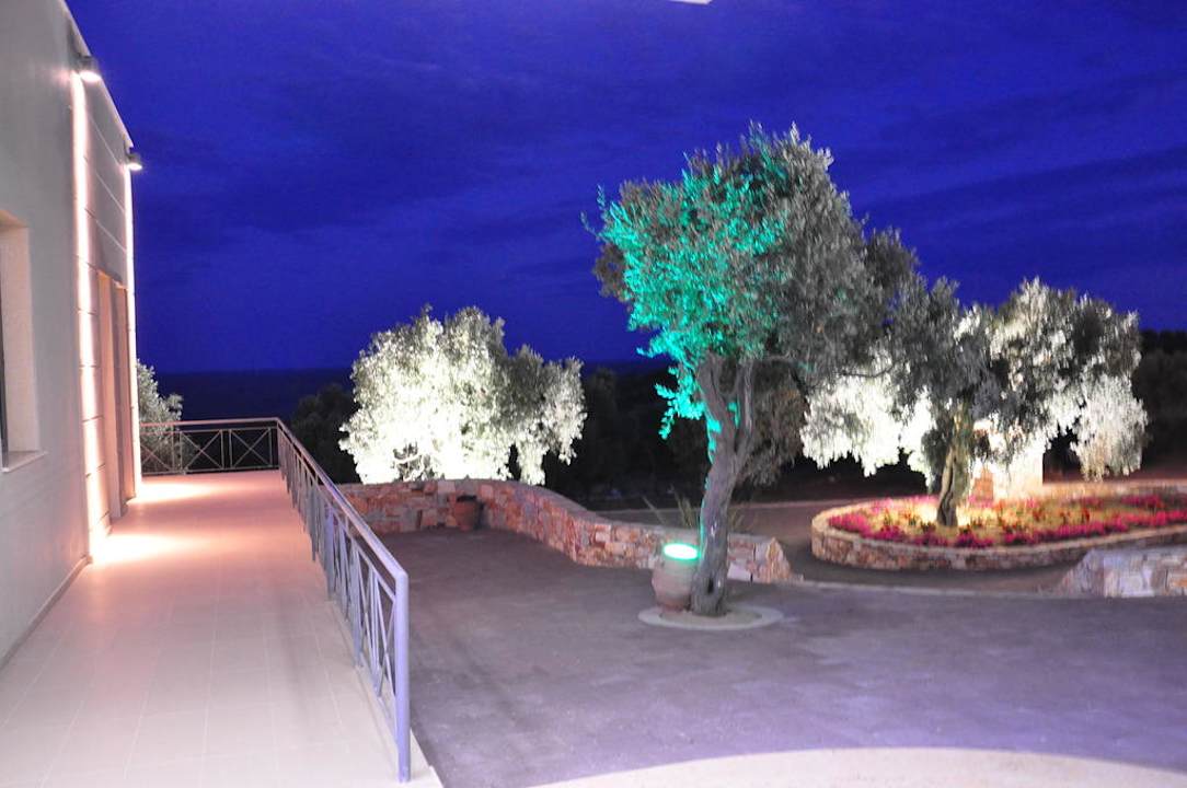 Ogród nocą Aeolis Thassos Palace