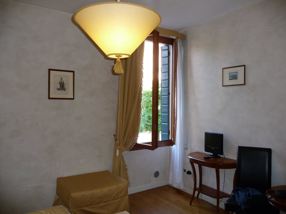 Eines der zwei Fenster Hotel Locanda del Ghetto