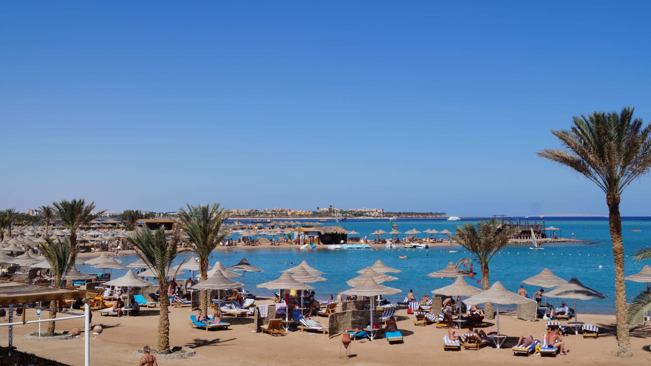 Blick über den Hotelstrand über die gesamte Makadi LABRANDA Club Makadi