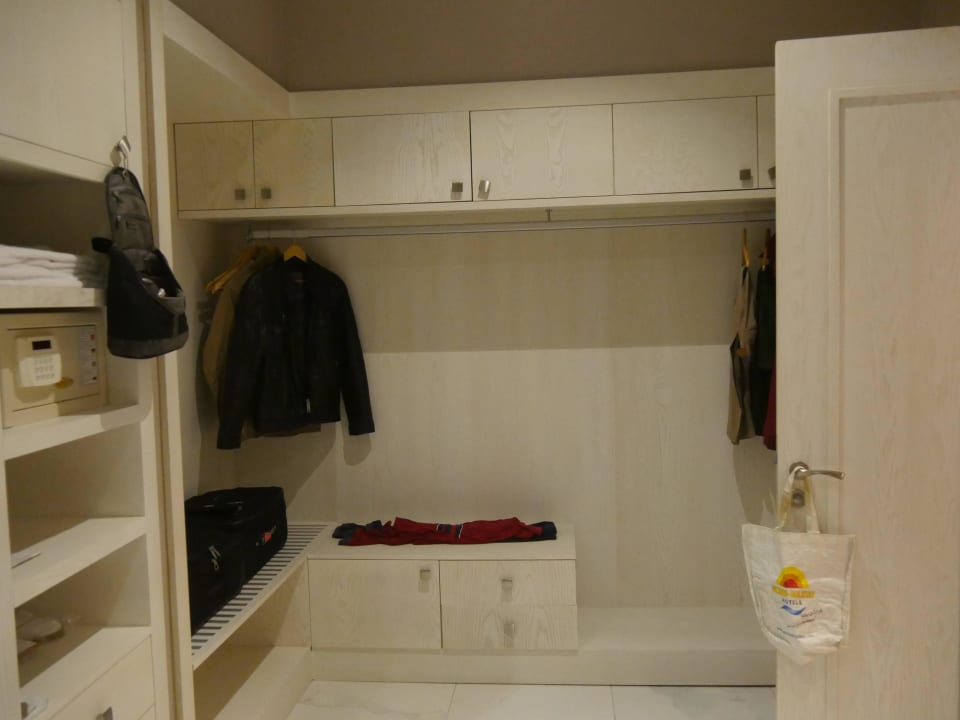 Begehbarer Kleiderschrank der Junior Suite 1207 Royal Taj Mahal Hotel