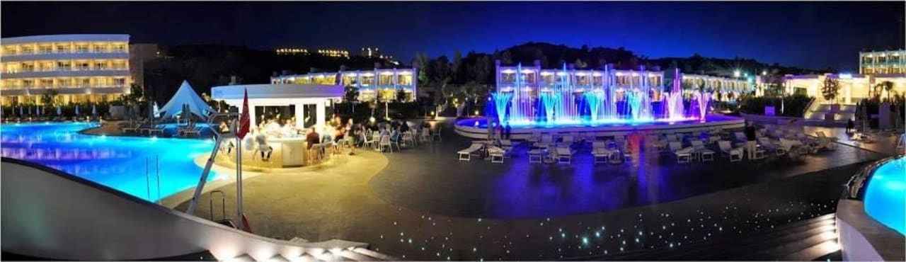 Poolbar mit Licht Wasser Show Princess Andriana Resort & Spa