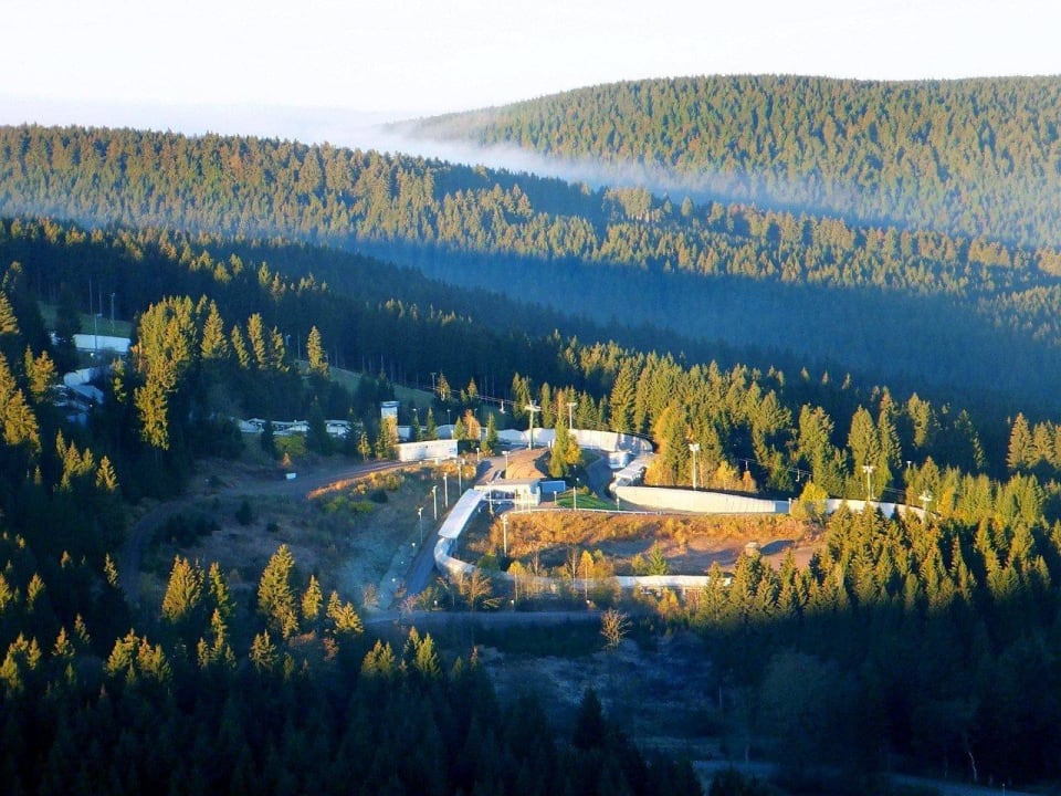 Blick aus dem Zimmer (Haus 2)zur Oberhofer Bobbahn AHORN Panorama Hotel Oberhof