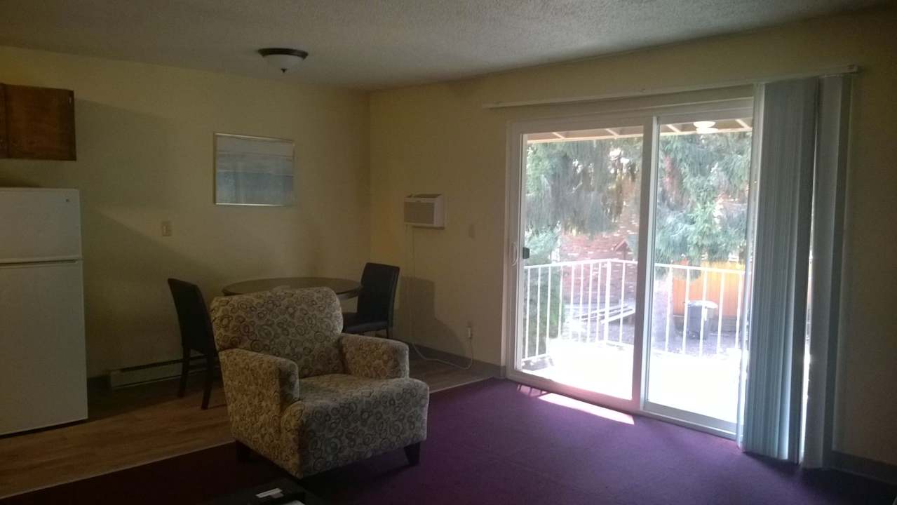 Das Wohnzimmer der "Suite"; Balkon zum Innenhof Hotel Americas Best Value Inn SeaTac Airport