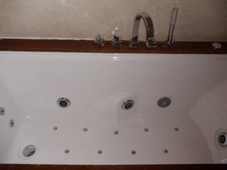 Badewanne mit defekten Armaturen Hotel Goldcity Tourism Complex