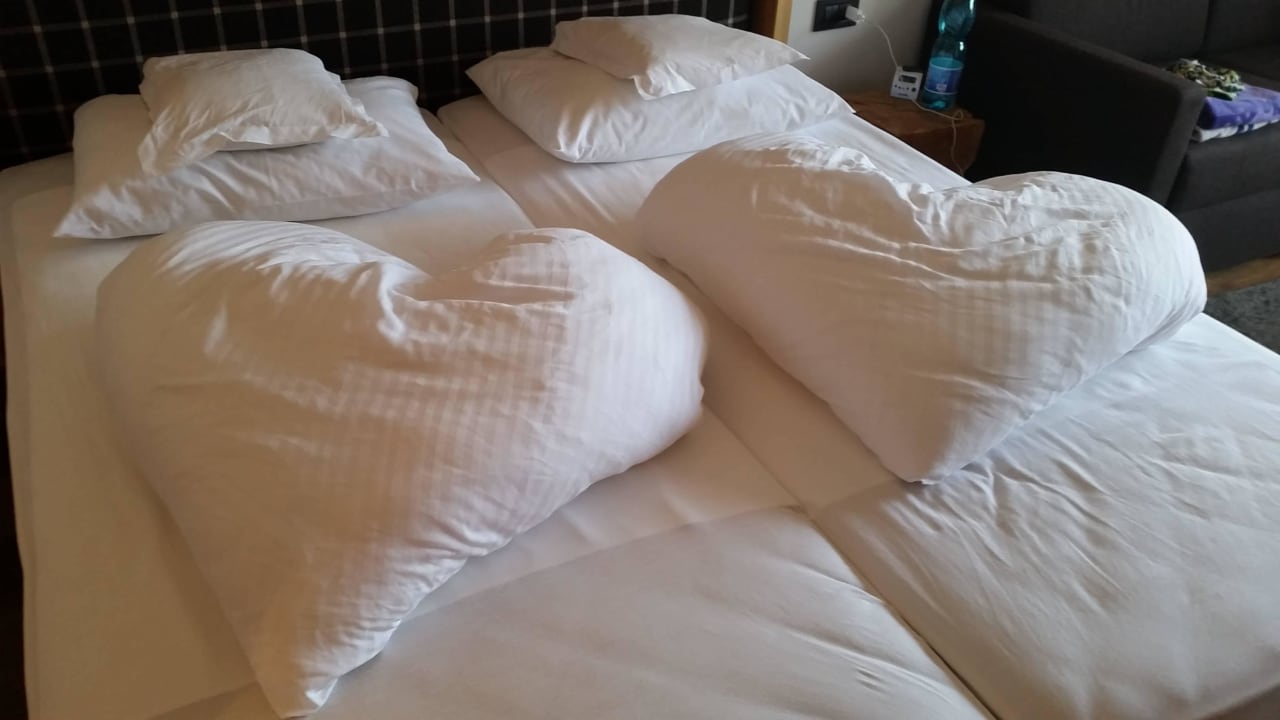 Bett wurde während des Frühstücks aufgeschüttelt Hotel Patriarch