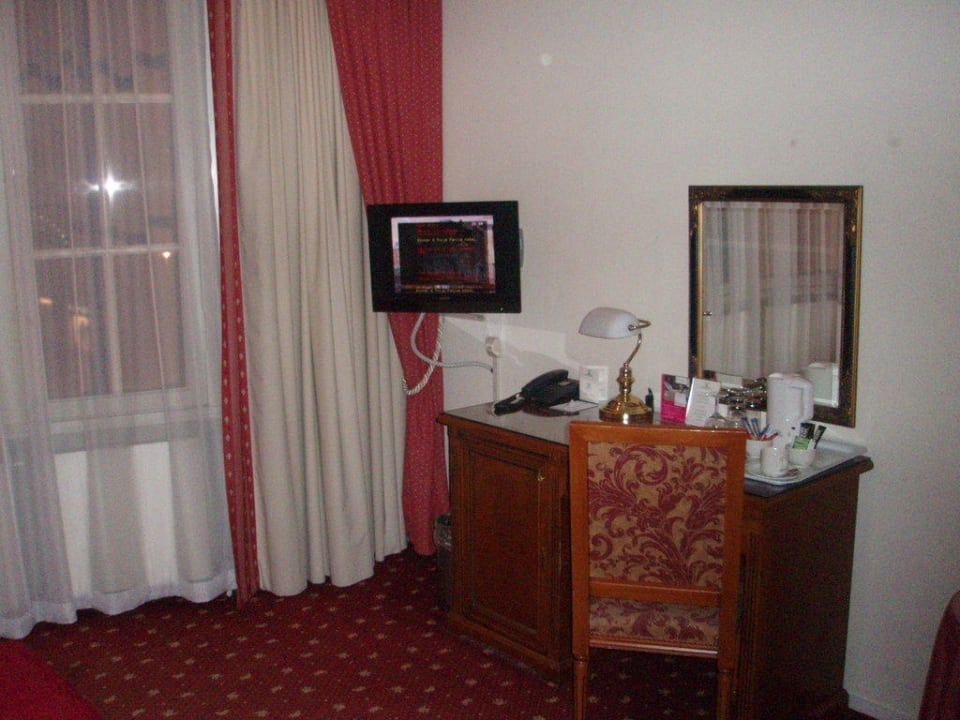Schreibtisch/Fernseher/Teekocher Dikker & Thijs Hotel