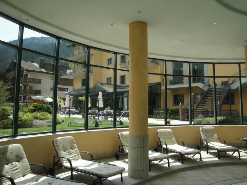 Liegen beim Innenpool, mit Gartenblick Hotel Vereina