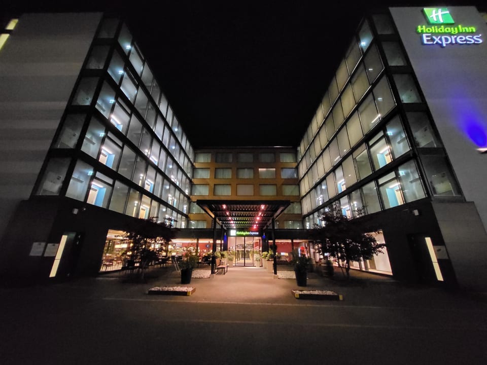 Außenansicht Holiday Inn Express Zürich - Airport
