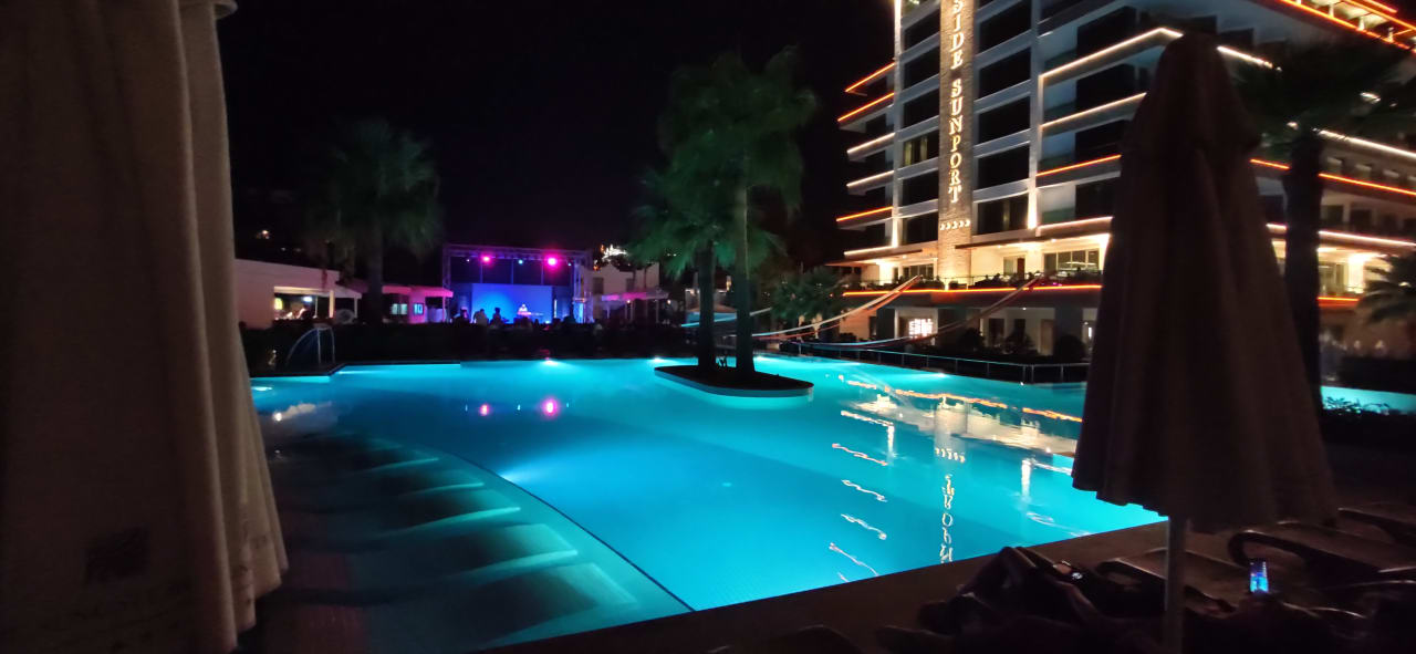 Pool Side Sunport Hotel & Spa