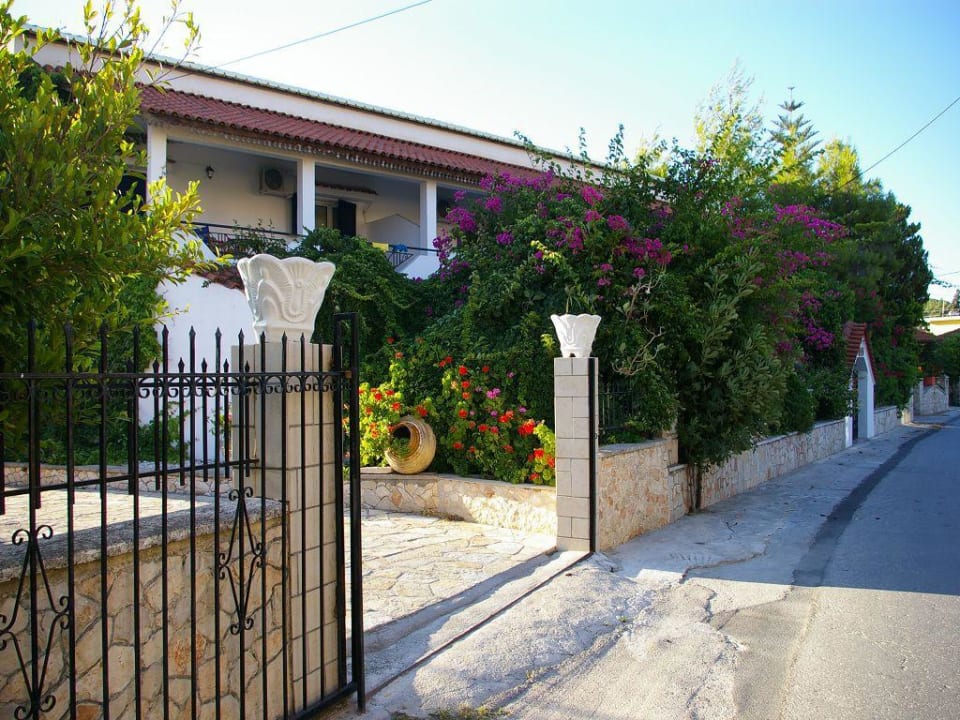 Frontansicht der Pension Pension To Konaki