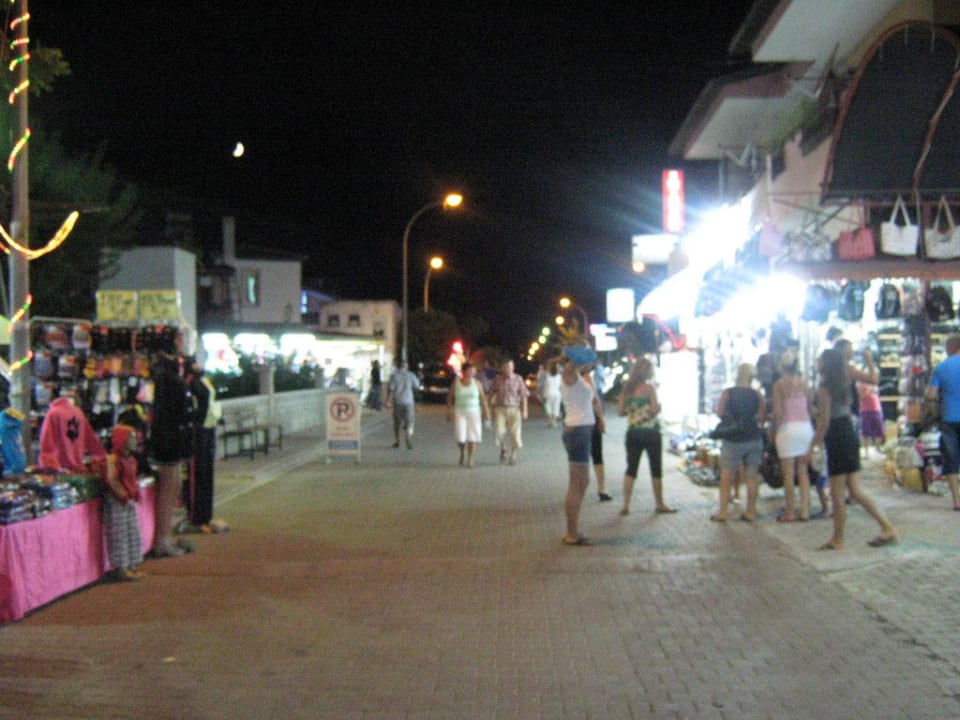 Blick in eine Einkaufsstraße am Hotel Trendy Aspendos Beach Hotel