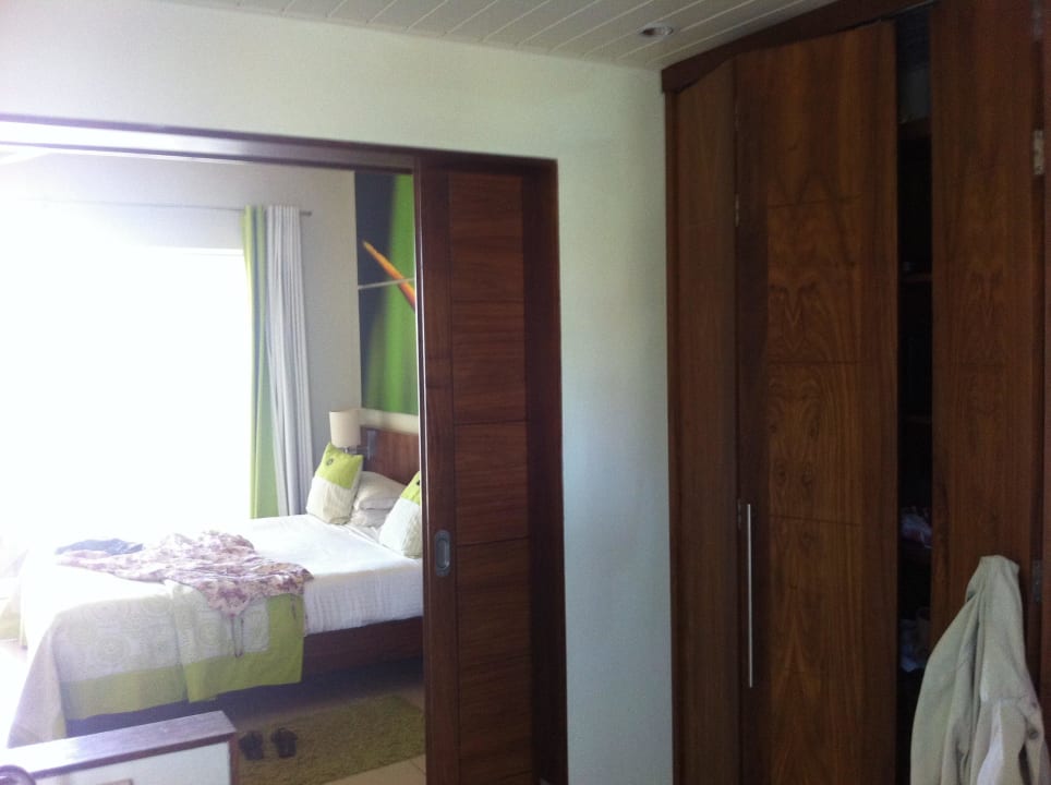 Bett und eine Hälfte vom Kleiderschrank Tamassa Bel Ombre