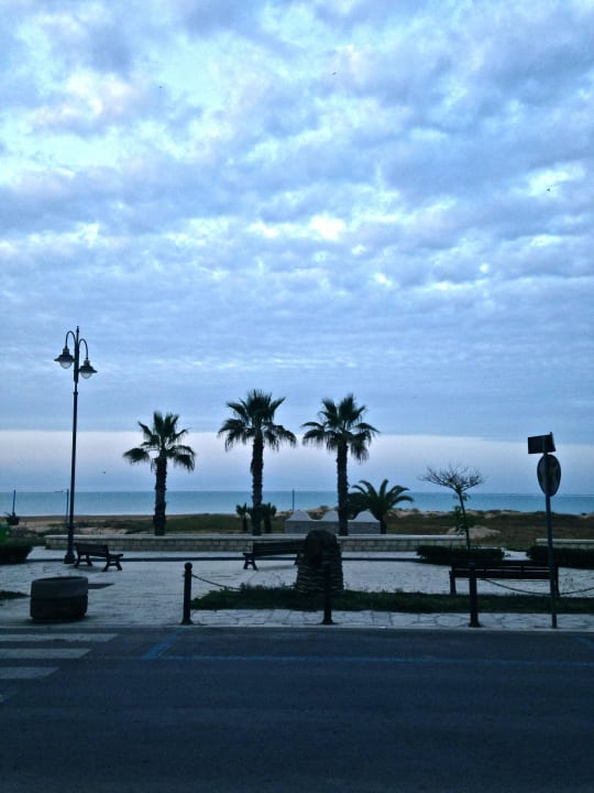 Strandpromenade vor dem Miramare Pozzallo Bed & Breakfast Miramare