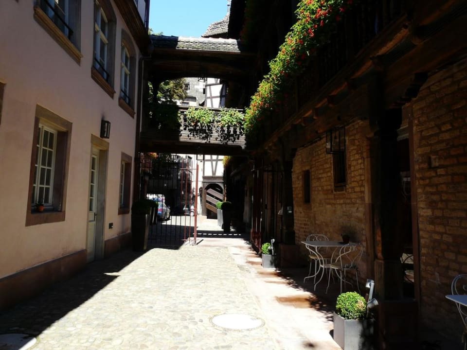 Eingang im Innenhof Hôtel Cour du Corbeau Strasbourg - MGallery