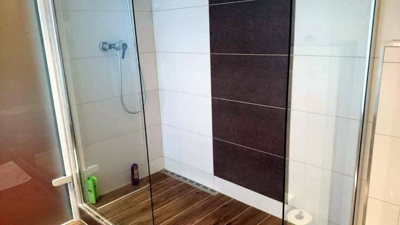 Geräumige, neue Dusche - DZ Nr. 54 (Haus 2, EG) Hotel Würmtaler Gästehaus