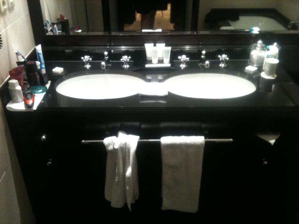 Doppelwaschtisch in der Mitte des Bades Hotel Adlon Kempinski Berlin