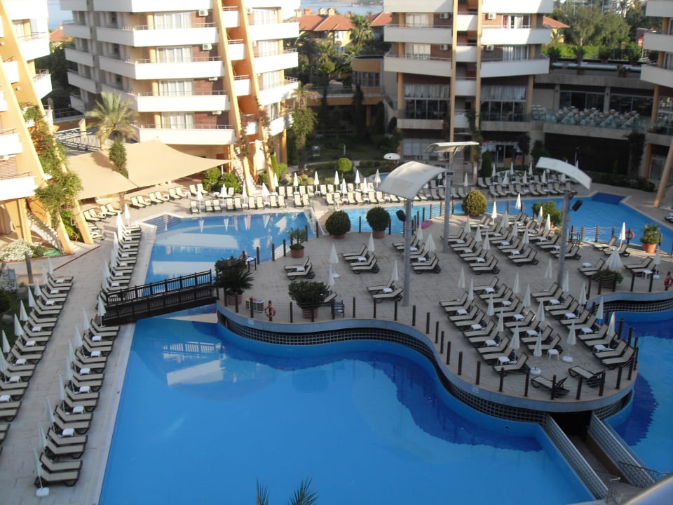 Ausblick aus dem Zimmer 1320 - neue Liegen! Alaiye Resort & Spa