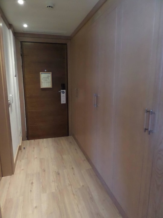 Großer Flur und Schränke Sesimbra Oceanfront Hotel