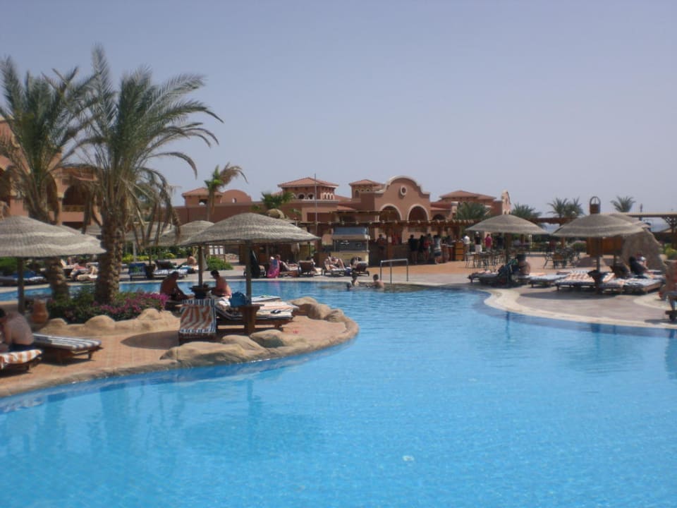 Wunderschöne Poolanlage Sea Garden. Charmillion Gardens Aquapark