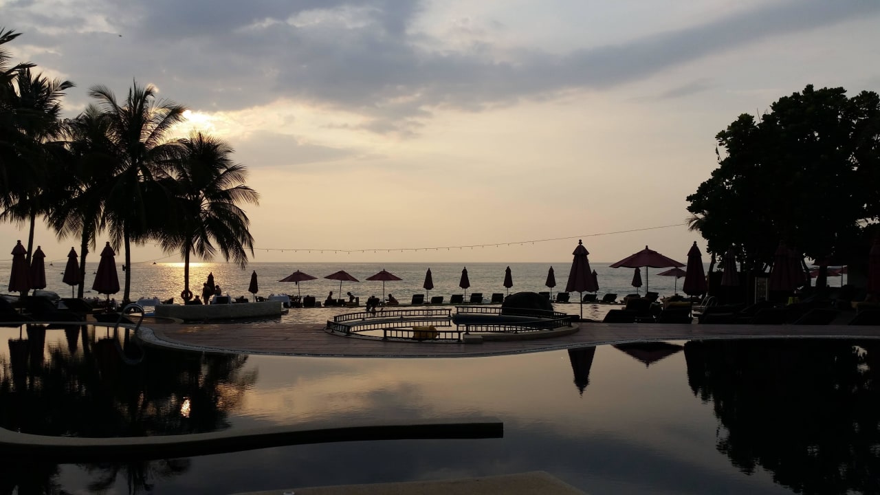 Poolbereich bei Sonnenuntergang Khaolak Laguna Resort