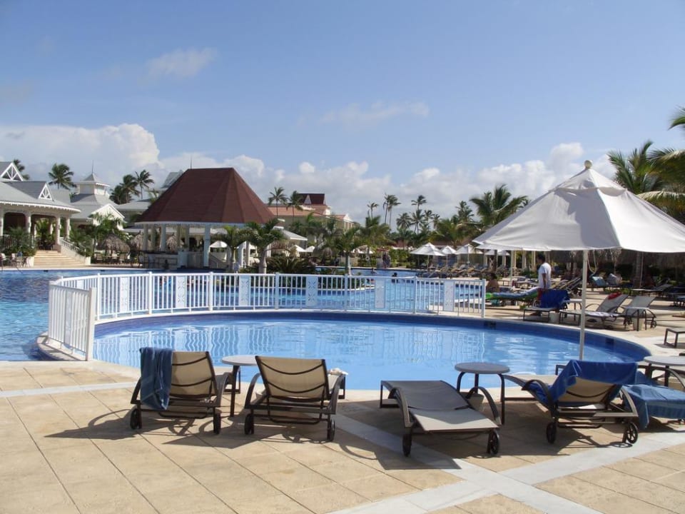 Pool mit sehr warmen Wasser Bahia Principe Luxury Esmeralda