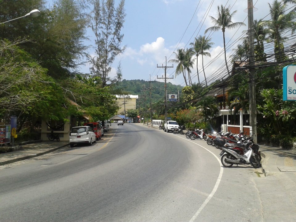 Muss zum Strand überquert werden Best Western Phuket Ocean Resort