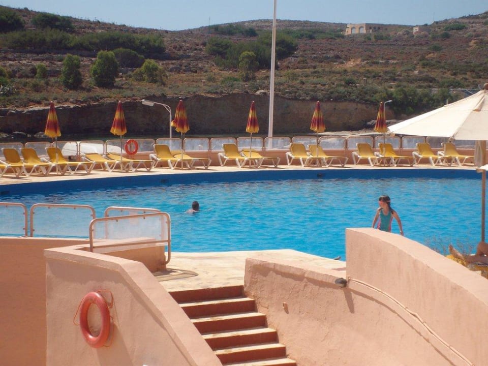 seitlicher Poolblick Comino Hotel & Bungalows