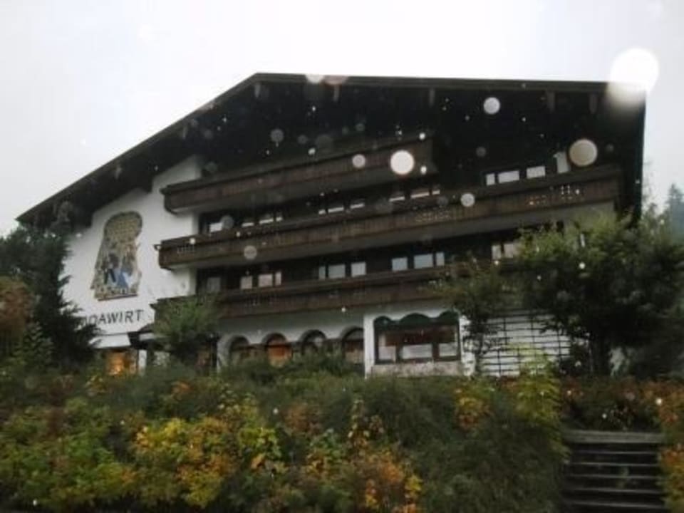 Giebelseite des Hotels von der Straße aus Hotel Moawirt